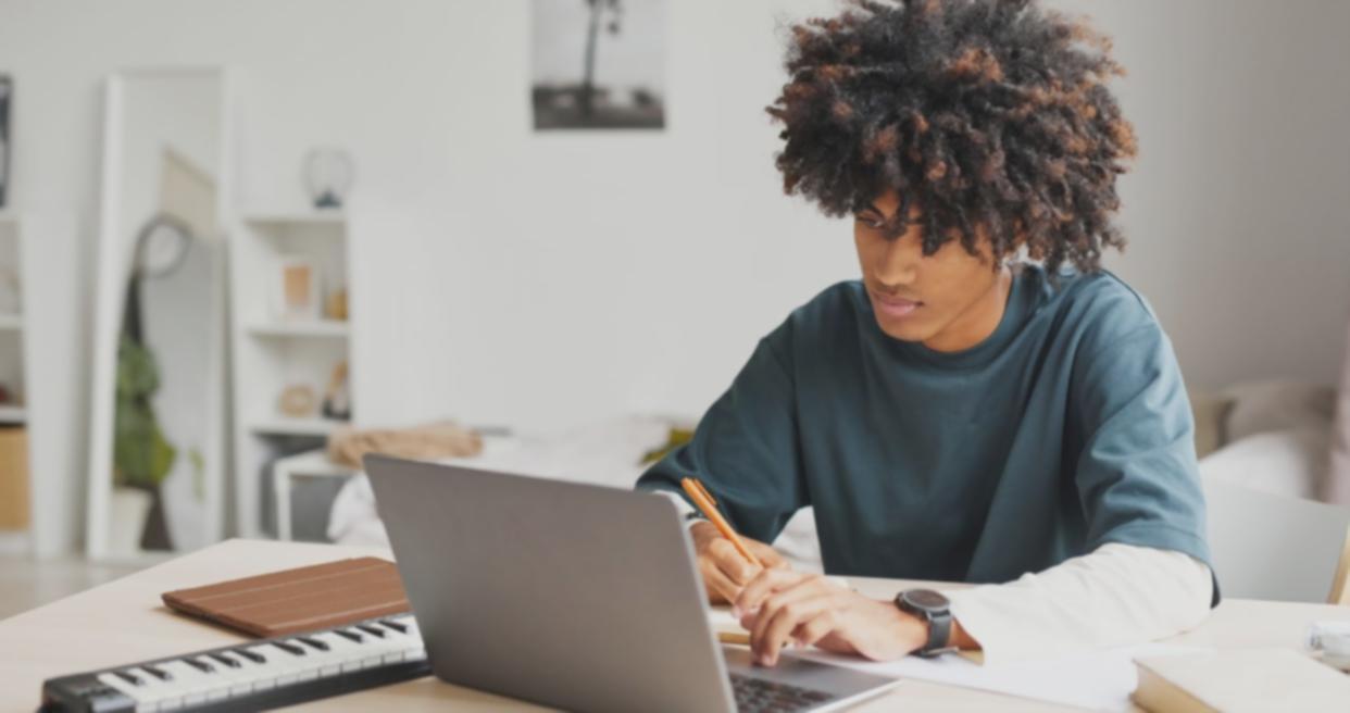 Videoschnittkurs bei Jenovaxora – Arbeitsplatz mit Monitor und Schnittsoftware